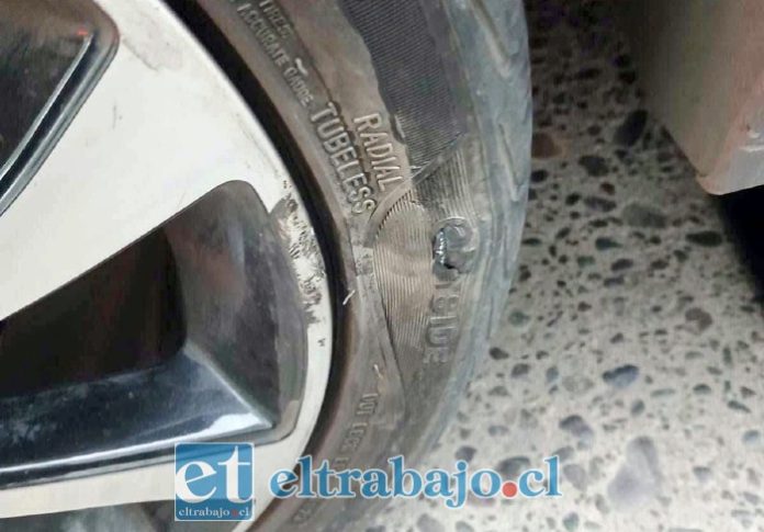 Se logra apreciar el daño en el neumático tras pasar por el bache.