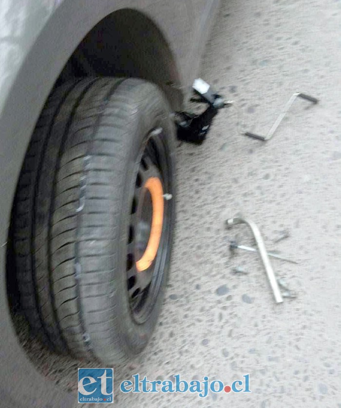 Ya cambiada la rueda de repuesto.