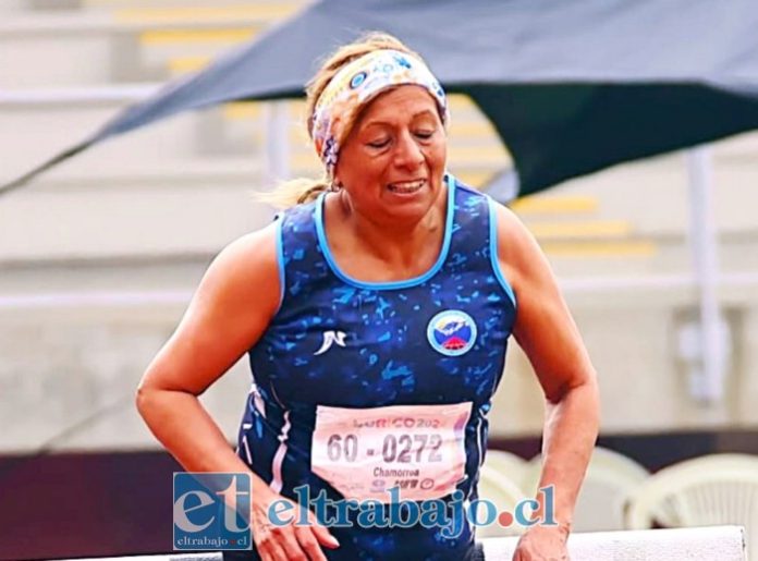 La atleta superando una barrera en los 2000 metros con obstáculos.