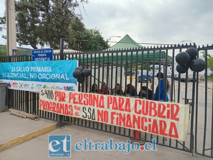Personal del Cesfam Segismundo Iturra, en la entrada coordinando las atenciones ya programadas.