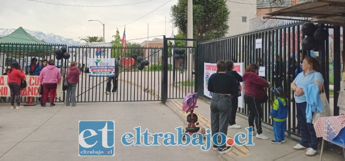 Usuarios yendo a recibir su atención programada y retiro de leche o medicamentos, todo en completa calma.