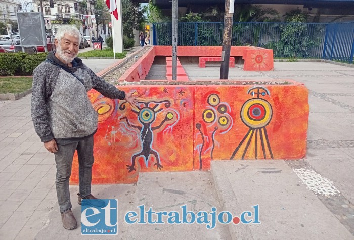 Marco muestra su pintura realizada en el contorno de la Plaza Cívica de San Felipe.