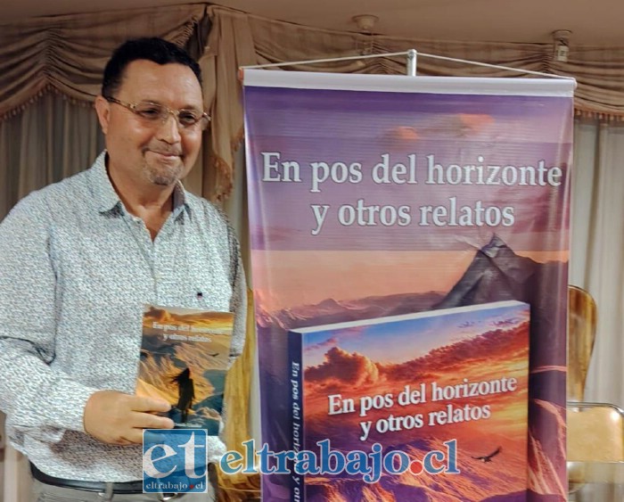 Nicolás Liberde Llanka junto a su libro En pos del horizonte y otros relatos, obra que reúne historias inspiradas en una temática universal.