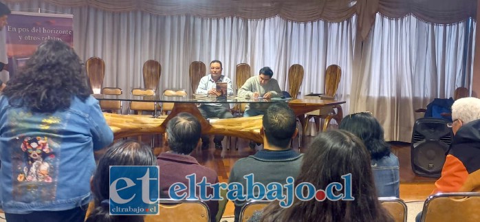 Más de 60 personas llegaron hasta el Salón de Honor de la Municipalidad de San Felipe para acompañar al autor durante la ceremonia de lanzamiento.