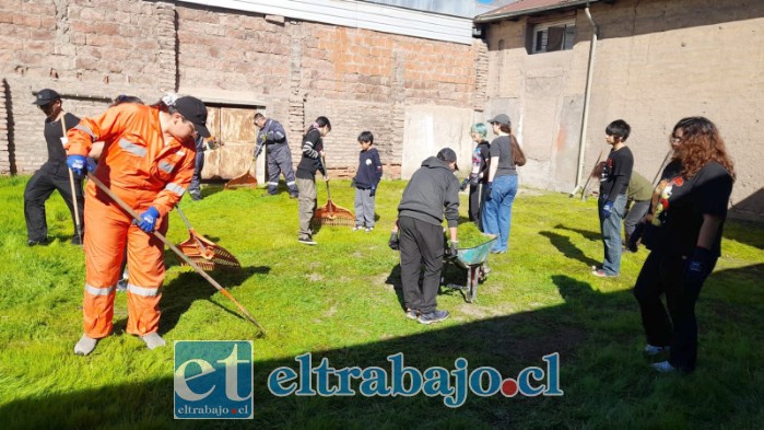 Voluntarios y voluntarias trabajaron en la plantación de árboles, especies ornamentales y medicinales.
