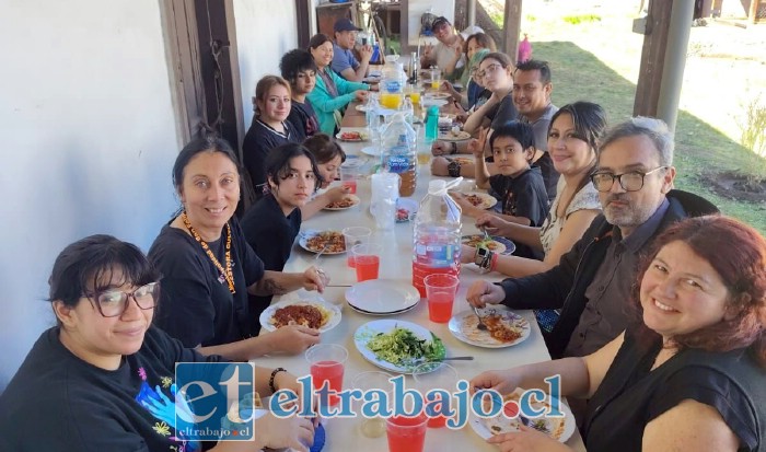 La jornada de recuperación del patio culminó con una tallarinata comunitaria, instancia que permitió compartir y cerrar la actividad.