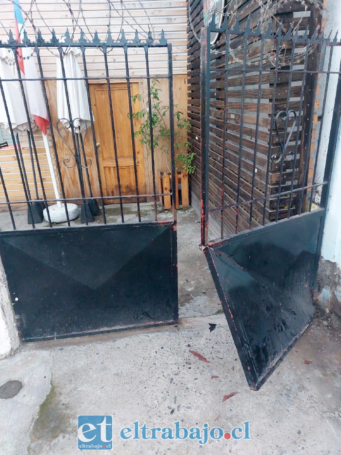 El portón y las puertas del recinto fueron forzados por los desconocidos para ingresar durante la madrugada.