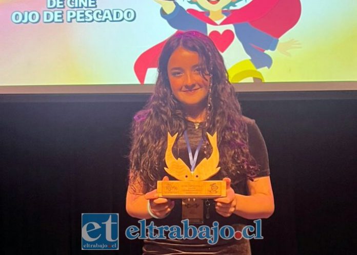 Mariana Giovanetti recibe el premio al Mejor Cortometraje Nacional en la categoría Jóvenes Cineastas del Festival Ojo de Pescado.