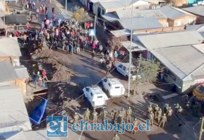 Una imagen aérea de lo que fue el primer y único desalojo de la Toma, donde se aprecia gran contingente policial (Imagen de archivo).