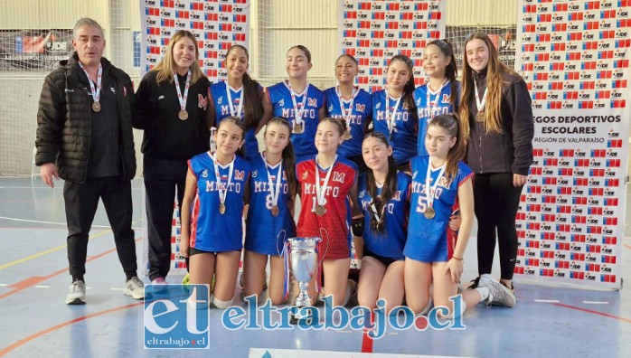 El cuerpo técnico junto a las jugadoras de la Sub-14 de Vóleibol del Mixto.