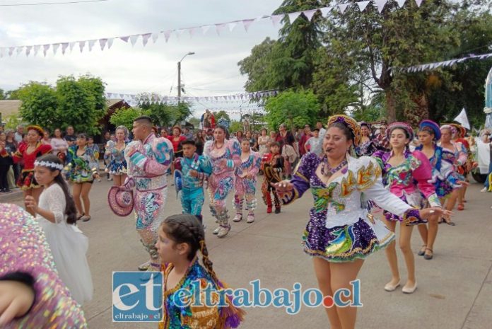 Las caporalitas y machitas caporales destacaron con sus coloridas vestimentas, coreografías y energía durante la celebración.