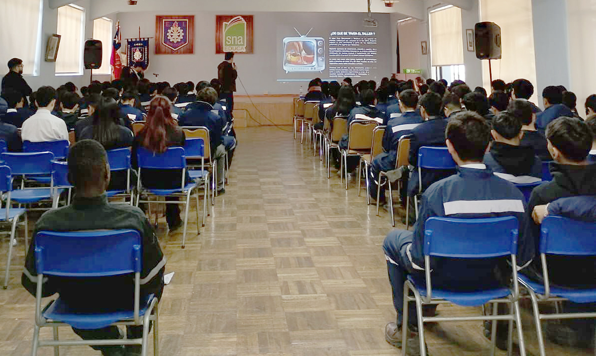 Estudiantes del Liceo Bicentenario Industrial Guillermo Richards Cuevas participaron en diversas experiencias artísticas y culturales durante la celebración del Día de la Gestión Cultural.