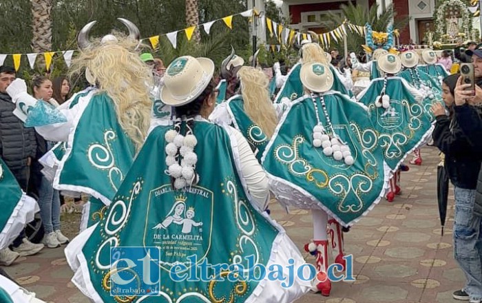 Los integrantes de la sociedad religiosa estrenaron sus primeros trajes, confeccionados a mano gracias al esfuerzo, la dedicación y el compromiso de quienes forman parte de esta joven institución.