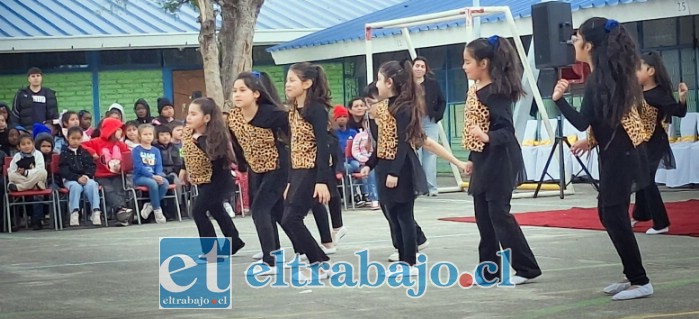 Estudiantes de la Escuela José de San Martín participaron activamente en la jornada, mostrando sus talentos y aprendizajes a través de distintas expresiones artísticas.