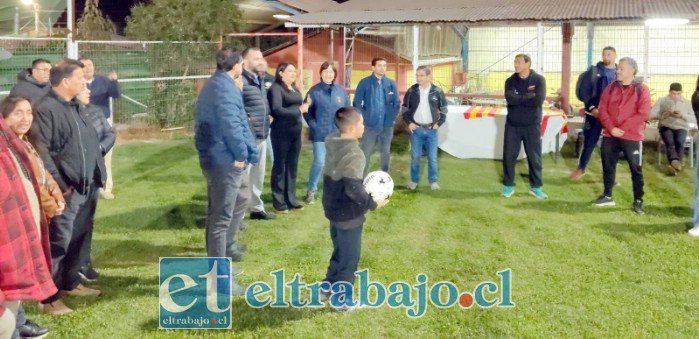 Antiguos impulsores, socios, dirigentes, jugadores y autoridades participaron de la emotiva ceremonia que marcó el regreso de la iluminación al Club Deportivo Libertad de Algarrobal.