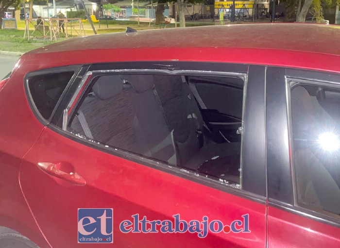 Así quedó el automóvil de otra estudiante, luego que desconocidos rompieran uno de sus vidrios para sustraer especies desde su interior. 