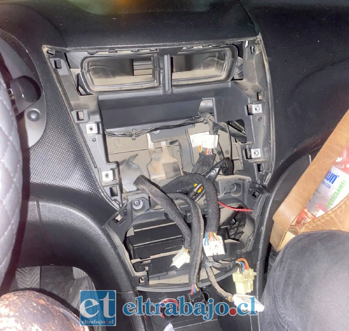 El interior del vehículo de la otra alumna, quien denunció el robo de la radio y otras especies, además de los daños ocasionados por los desconocidos.