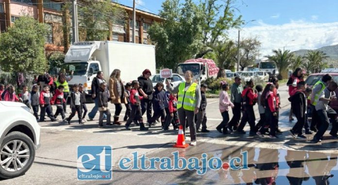 La actividad contempló el desplazamiento de la comunidad educativa hacia la zona de seguridad ubicada en alameda Chacabuco con Avenida Maipú, en el sector del letrero de San Felipe.