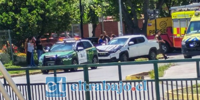 Una camioneta con daños estructurales en su capó y el vehículo policial tras la emergencia de este martes.