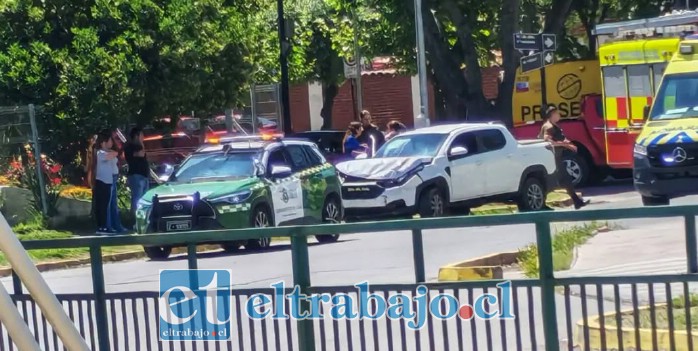 Una camioneta con daños estructurales en su capó y el vehículo policial tras la emergencia de este martes.