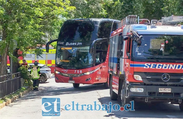 Bomberos presentes en el lugar del accidente.