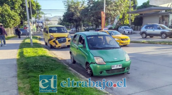Un furgón amarillo y un automóvil en el segundo accidente ocurrido ayer miércoles en las primeras horas.
