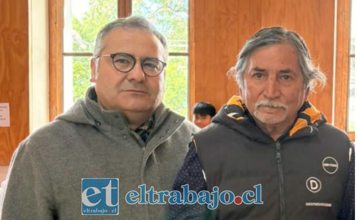 A la izquierda el profesor de ajedrez Guillermo Quijanes, junto al homenajeado José Bergel.