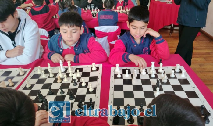 Uno de los participantes expectante con su mirada, para ver qué pieza mover.