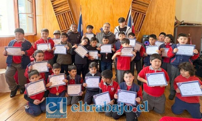 Todos los ajedrecistas que participaron del evento, con sus respectivos diplomas junto a los profesores Guillermo Quijanes y José Bergel.