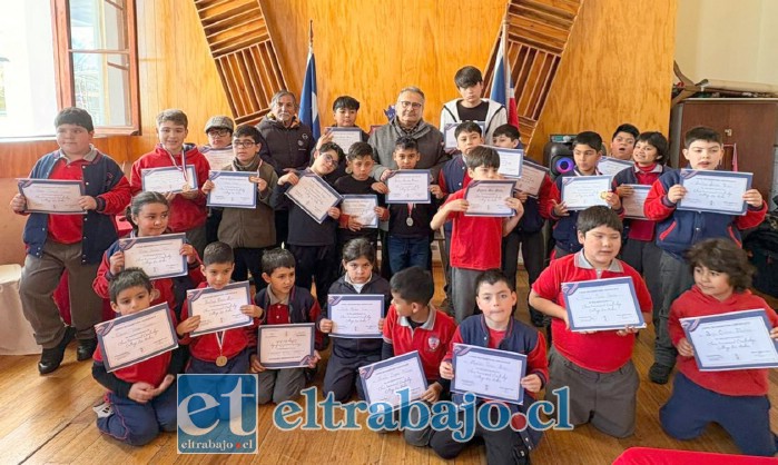 Todos los ajedrecistas que participaron del evento, con sus respectivos diplomas junto a los profesores Guillermo Quijanes y José Bergel.