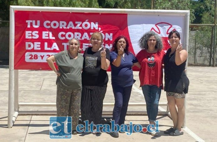 Las vecinas que por tercera vez organizan la actividad para la Teletón. De izquierda a derecha: Olga Sabaj, Rosario Miranda, Lorena Contreras, Cecilia Casas y Paula Jiménez.