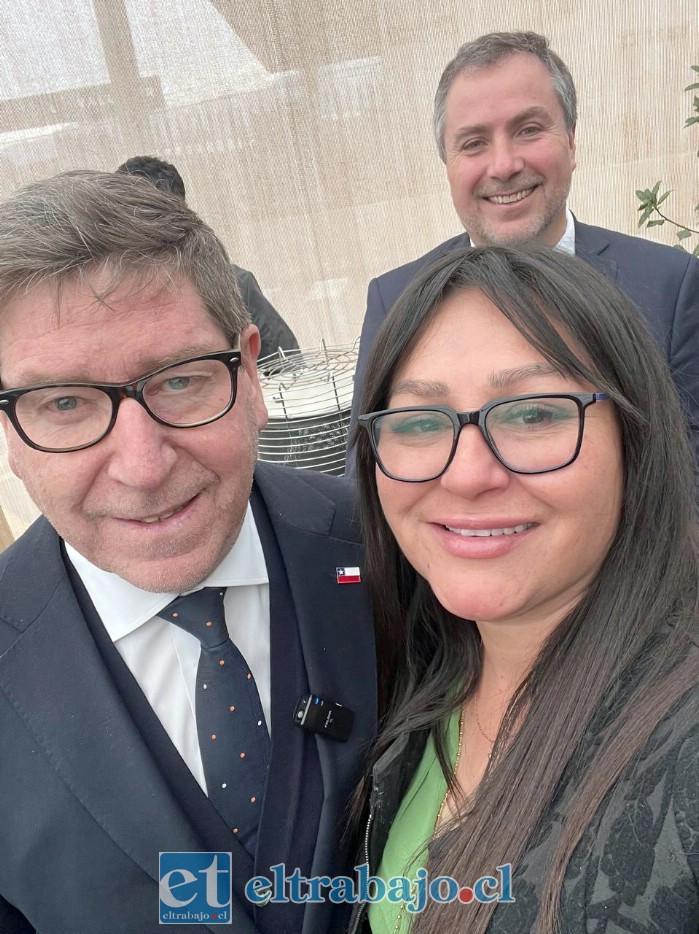 Janeth Carrasco, presidenta de los Chacareros de la feria de Diego de Almagro, junto al biministro Daniel Mas.