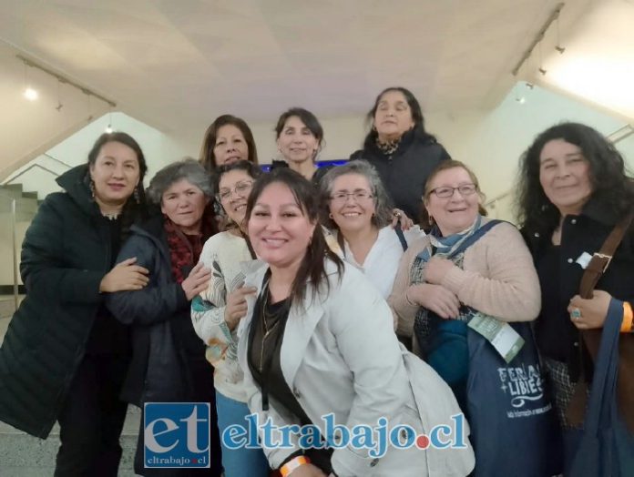 La presidenta junto a dirigentes de ferias de distintas ciudades de Chile.