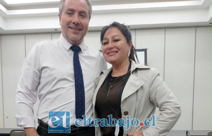 La dirigente junto al gerente general Sercotec, Henry Azurmendi.