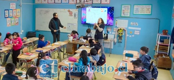 El psicólogo Nicolás Solar Figueroa destacó el trabajo de la educadora diferencial María Jesús Mardini Vélez, de la Escuela Carmela Carvajal de Prat de Curimón, valorando sus estrategias pedagógicas y su compromiso con el aprendizaje de los estudiantes.