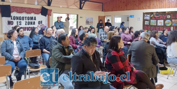 Vecinos de comunidades ambientales de las tres provincias presentes en la reunión.