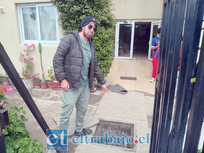 El vecino Juan nos muestra el colector por donde escurre el agua sin control, según aseguró.