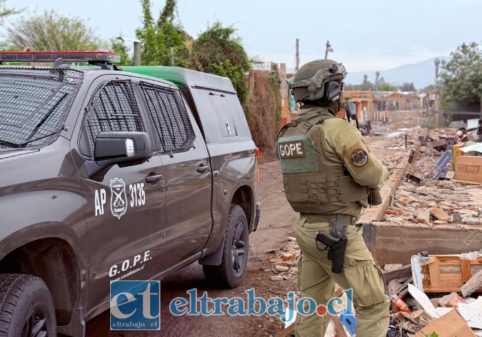 Unidades especiales de Carabineros llegaron al lugar. 