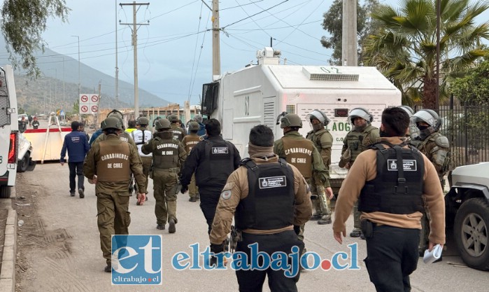Carabineros y Seguridad Municipal ingresando a la toma. 