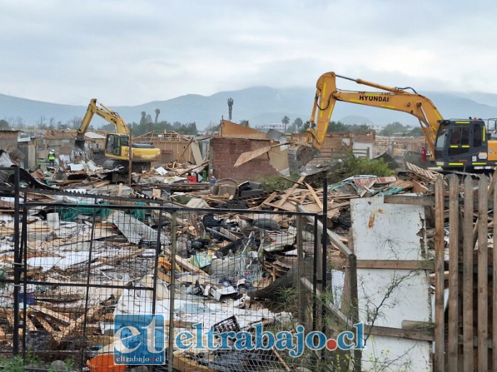Con maquinaria pesada comenzaron trabajos de desarme de viviendas. 