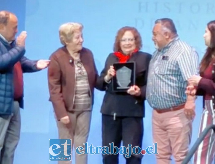 Irene Millas recibiendo su premio que la reconoce como ‘Patrimonio Vivo’ de San Felipe.