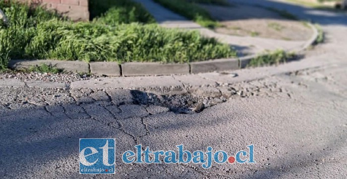 Más baches en la arteria principal.