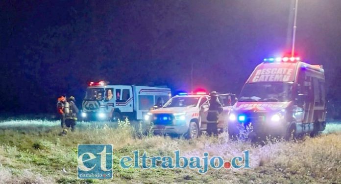 Vehículos con personal de emergencia de distintas instituciones presentes en el sitio del suceso.