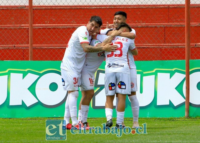 Gonzalo Jara es felicitado por sus compañeros tras anotar un verdadero golazo (Foto: Jaime Gómez Corales). 