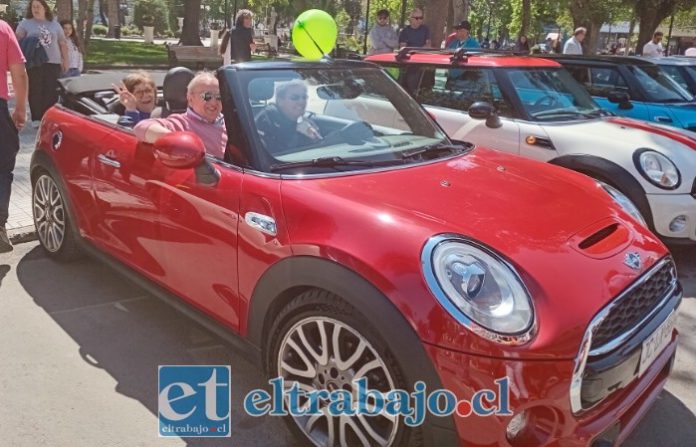 Algunos Mini Cooper presentes este sábado en la Plaza de Armas.