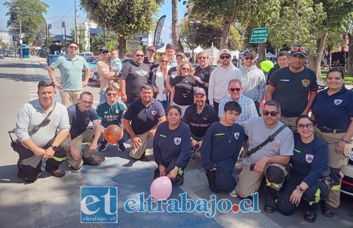 Socios del club junto a representantes de Bomberos.