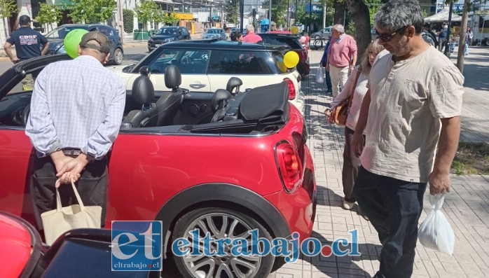 La gente viendo los icónicos modelos Mini Cooper.