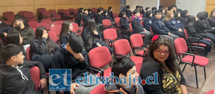 Público asistente a la presentación en la Biblioteca de Los Andes, donde participaron estudiantes y docentes de distintos establecimientos educacionales.