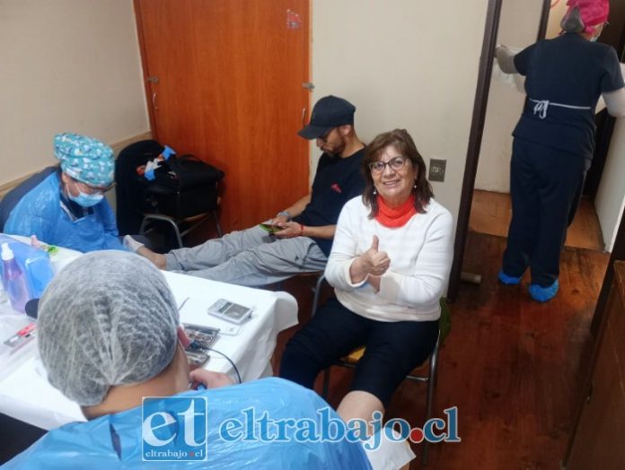 Otra de las vecinas disfrutando el operativo.