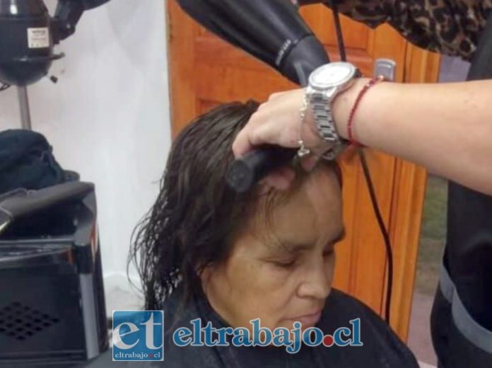 Carla realiza cortes de cabello y otros servicios de peluquería gratuitos.